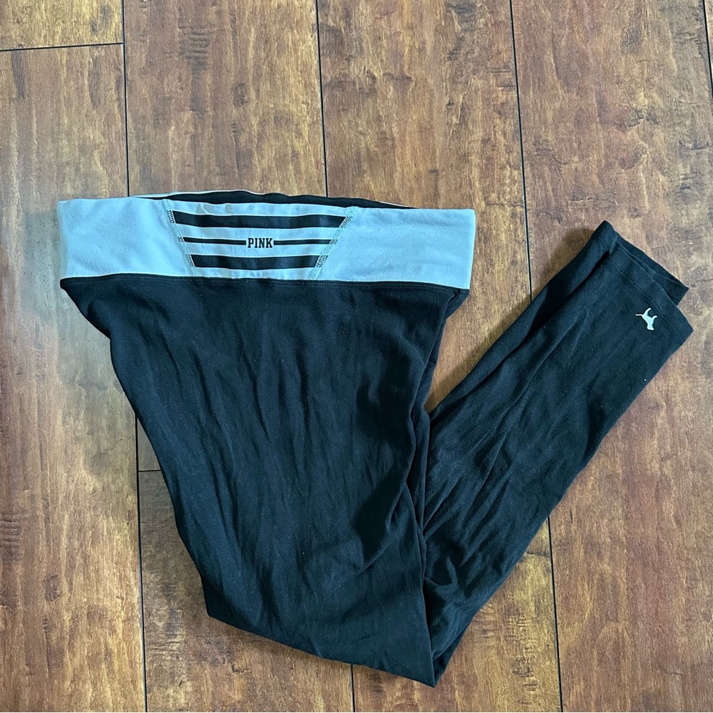 PINK Victoria's Secret Yoga Leggings in Black and White - Medium
